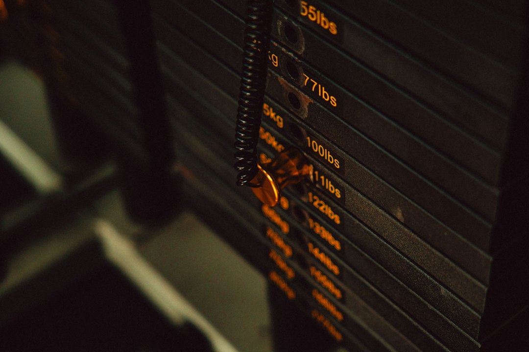 一个看似无关的搜索词冲上热榜，折射出的是“临时链接+人工客服”式信息流转