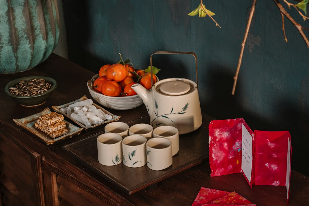 牌局里追问开挂，工业场景里追问探头是否被干扰。两者都在赌一个“读数可不可