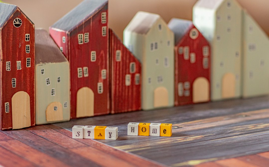 一条与工业气体无关的财经热词被员工搜进监测屏，值班组没有直接删词，而是借